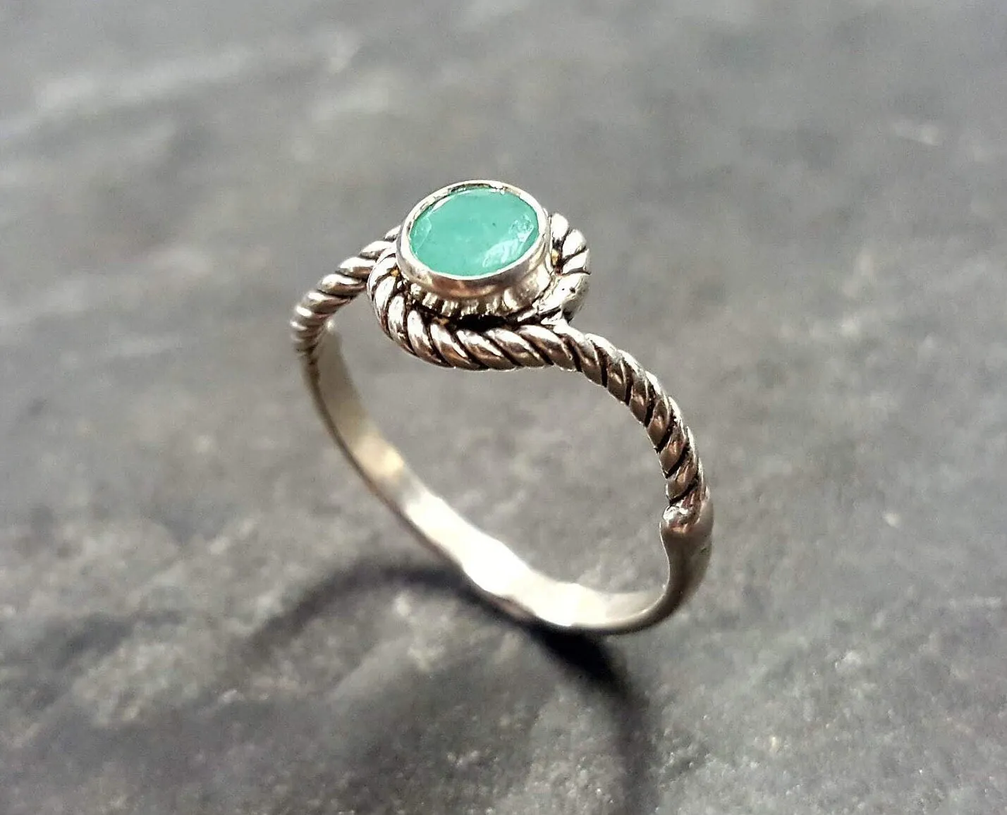 Natural Emerald Ring - Green Rope Ring - Vintage Round Ring