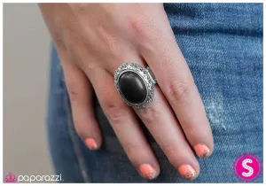 Paparazzi Ring ~ Trendsetter - Black