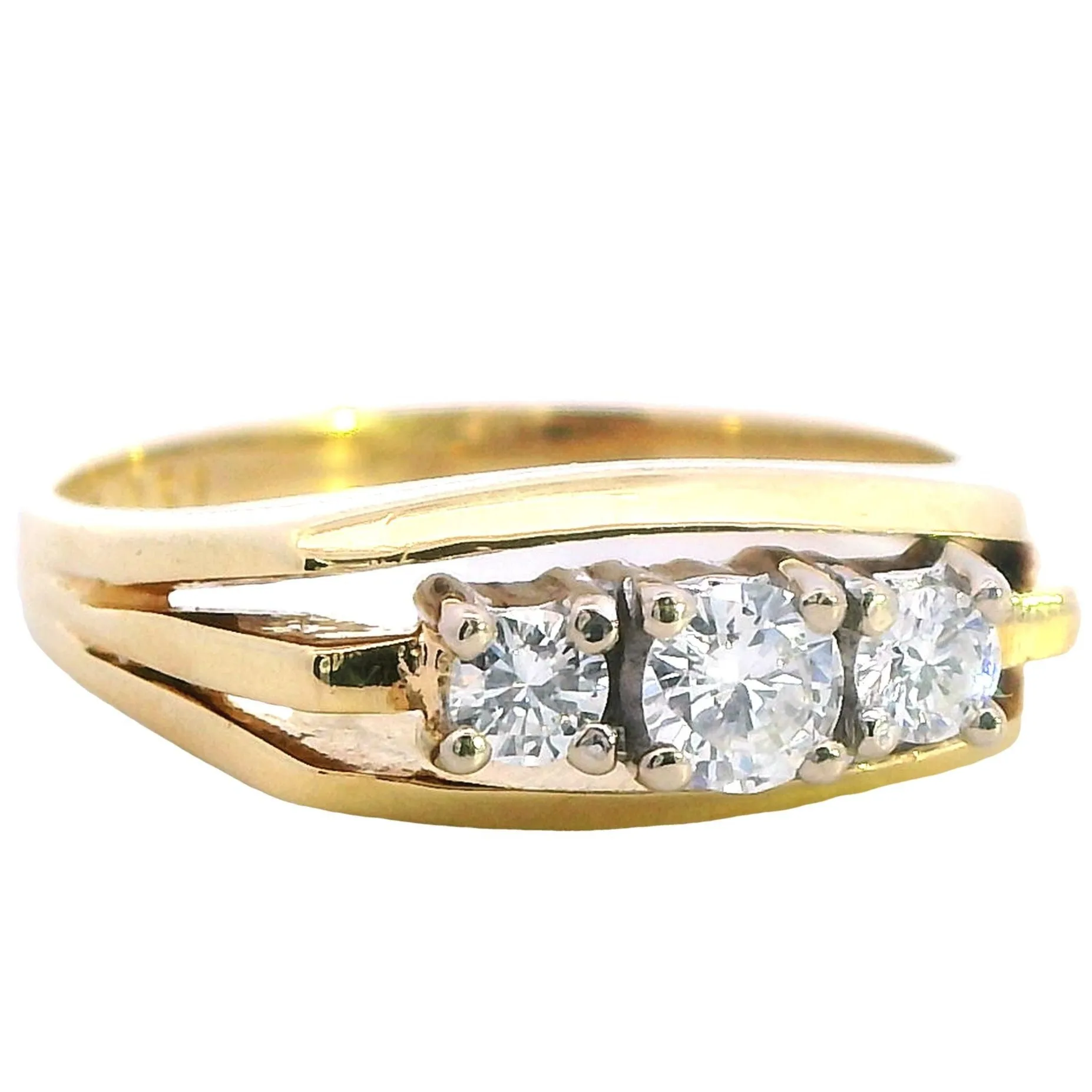 Timeless Sophistication Luxurious 18ct Yellow and White Gold Diamond Ring!