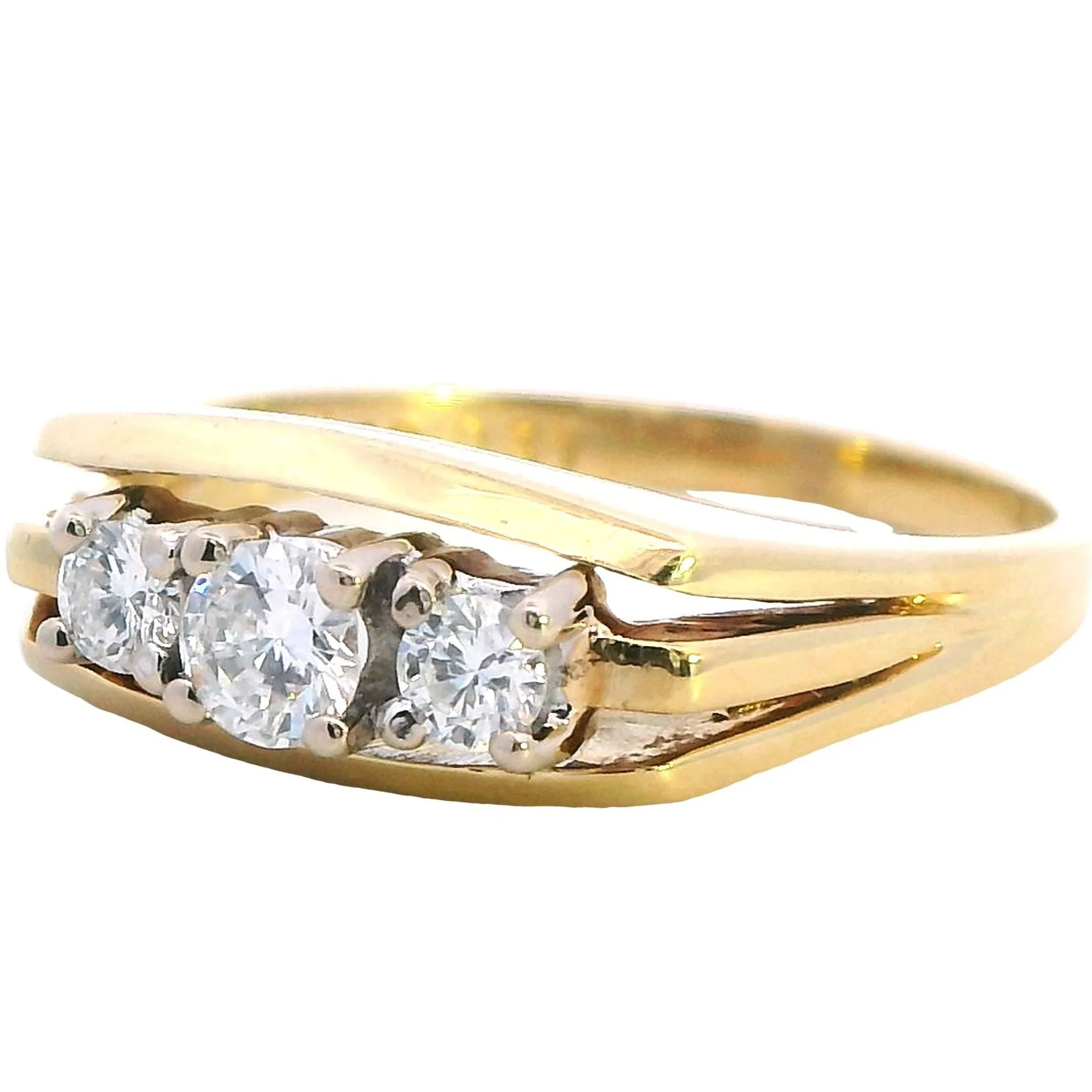 Timeless Sophistication Luxurious 18ct Yellow and White Gold Diamond Ring!