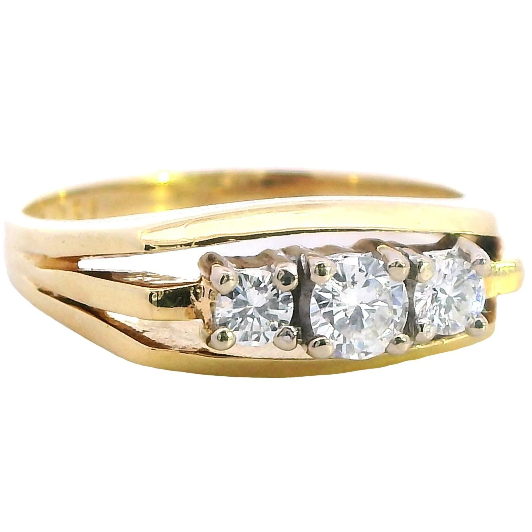 Timeless Sophistication Luxurious 18ct Yellow and White Gold Diamond Ring!